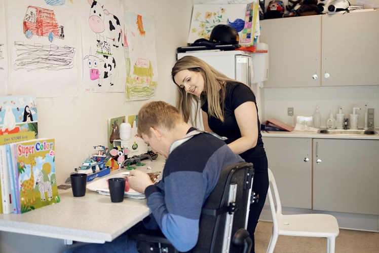 På BE20 er metoder som Gentle Teaching og Low Arousal med til at give en faglig sikkerhed – og sikre, at forråelsen ikke sniger sig ind.