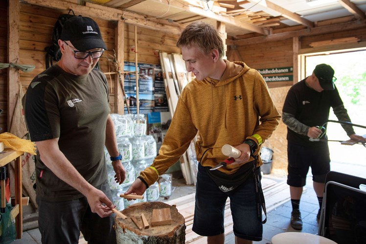 Morten flækker pindebrænde. Gruppen producerer brændeposer til salg med ophugget brænde og pindebrænde til optænding til sheltergæsterne.
