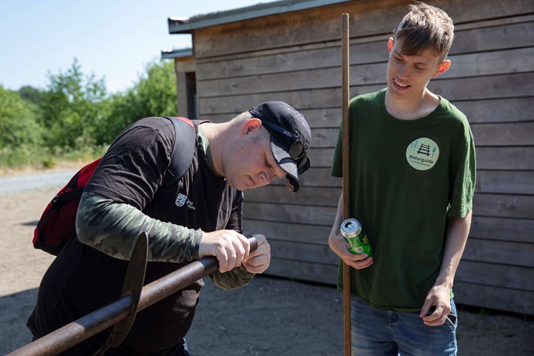 Nogle gæster har stukket en kæp ind i bålristens skaft, som ikke kan fiskes ud. Michael og Martin finder en løsning og får ved hjælp af en skruemaskine kæppen ud.