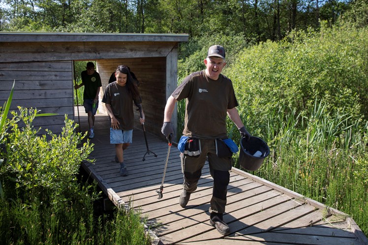 Jens Ole fører an med affaldssnapperen. Alle sheltere og gangbroer bliver dagligt gennemgået og holdt i stand, så det er indbydende for naturgæsterne at være her. – Vi er godt trætte, når vi kommer hjem, nogle gange får vi os en lur i bussen på hjemvejen, siger Jens Ole.