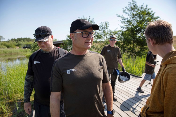 Lars Nord Rødtnes er både socialpædagog og naturvejleder i Social Job og Aktivitet (SOJA) i Kolding Kommune – en kombination, der gør det muligt at bruge naturen og omgivelserne i det pædagogiske arbejde. Han er det naturlige midtpunkt for gruppen af borgere og støtter dem i at være naturguider for besøgende: – Borgerne er meget stolte af projektet og føler, at det er meningsfuldt for dem at have en viden, som andre ikke har, siger han.
