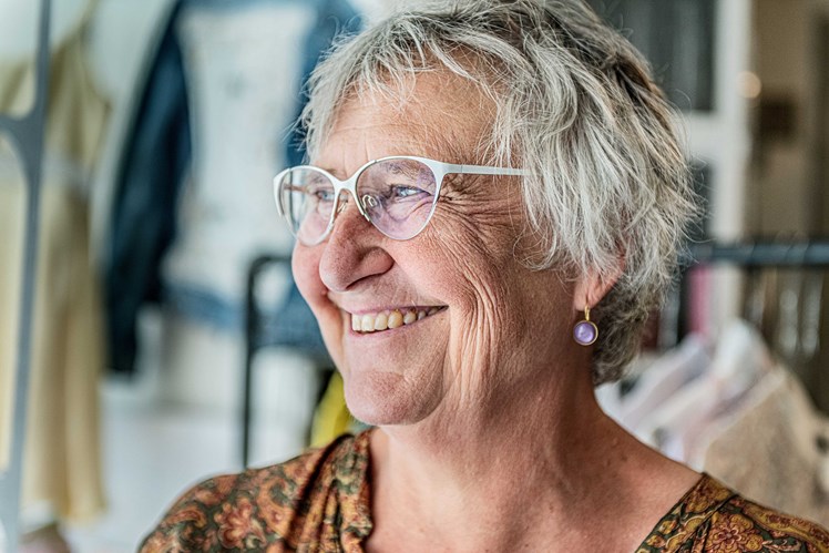 Mette Prahl er både uddannet dramaturg og socialpædagog – og har tidligere arbejdet med flygtninge og indvandrere og mennesker med udviklingshæmning. De sidste ti år har hun været ansat i Kirkens Korshær – og er i dag projektleder i Mö & Flös, som hun driver sammen med Agusta Berglind, som er uddannet folkeskolelærer.