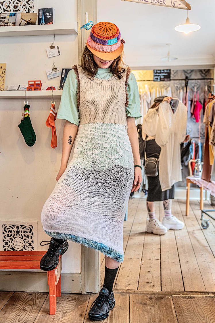 Thea på 20 år har været i praktik i butikken og lavet kjolen i et samarbejde med Mette Prahl. I dag er hun i butikken som frivillig, er netop begyndt på HF og har fundet en studiebolig. – I Mö & Flös har jeg lært, at man er meget mere end sin diagnose. Jeg skammede mig over, hvem jeg var, hvor jeg kom fra og alle de ting, jeg ikke fik gjort. Men her har jeg fået plads til at finde mine egne grænser, og jeg har sluppet den dårlige samvittighed. Det er første gang, jeg har været et sted, hvor jeg fornemmer, at folk bekymrer sig for mig. Nu kan jeg endelig få den fucking HF, siger hun.