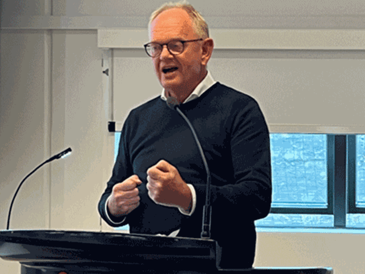 Formand for Socialpædagogerne Benny Andersen deltog på generalforsamlingen og fortalte bl.a. om forbundets arbejde med at få prioriteret den socialpædagogiske faglighed. Han sagde bl.a.: – I regeringens lovprogram ligger der nu et konkret forslag om at udarbejde en specialeplan for det specialiserede område, som vi foreslog i 2012. Det handler om, at vi må have en plan for, at der er de specialiserede tilbud med den specialiserede viden, der er brug for. Det er jeg rigtig glad for. Det løser ikke alt på en gang, men det er starten på en bevægelse. Det er rigtig godt, men det giver jo ingen mening, hvis man ikke også forholder sig til, om den rette faglighed er til stede for, at man kan kalde sig et specialiseret tilbud, sagde han.