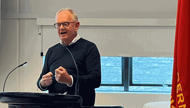 Forbundsformand Benny Andersen deltog på generalforsamlingen i Århus og sagde bl.a.: – Det er ikke nok, at vi siger, at vi ved, at faglighed forandrer liv. I skal også tage diskussionen med hinanden ude på arbejdspladserne. Når der fx er en ledig stilling, så er det, I skal snakke åbent om, hvorfor det lige er en socialpædagog, der er brug for hos jer.