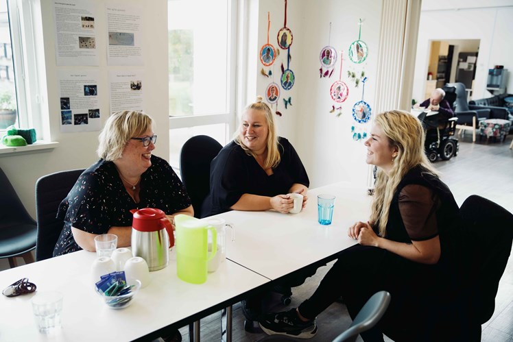 Leder Hannah Louise Dahl (tv.) og de to socialpædagogkolleger Michelle Helvig Rasmussen (th.) og Rebecka Lundkvist Zanchetta er enige om, at de ved at have fokus på beboernes drømme har øget trivslen i hus 28 markant. – Vi har åbnet så mange døre op til hinanden og ud til omverdenen, fordi arbejdet med drømme har øget vores fokus på muligheder. Alle de muligheder, der åbenlyst er omkring os, og alle de muligheder, som beboerne nu på egen hånd eller i fællesskab får øje på, siger Hannah Louise Dahl.