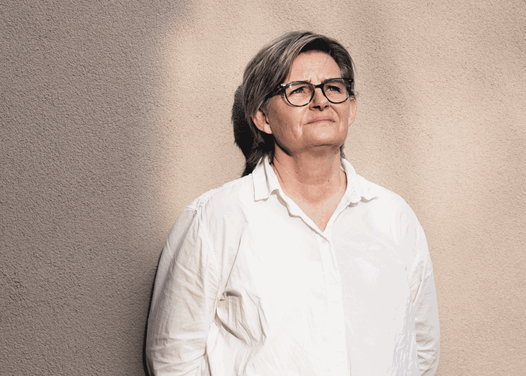 I socialpædagog Dorthe Overgaard Pedersens arbejde på Kloden er traditionelt tegnsprog med hænderne i mange tilfælde ikke tilstrækkeligt. I stedet kommunikerer hun med taktilt tegnsprog, hvor sproget ligger i hænderne og kroppen.
