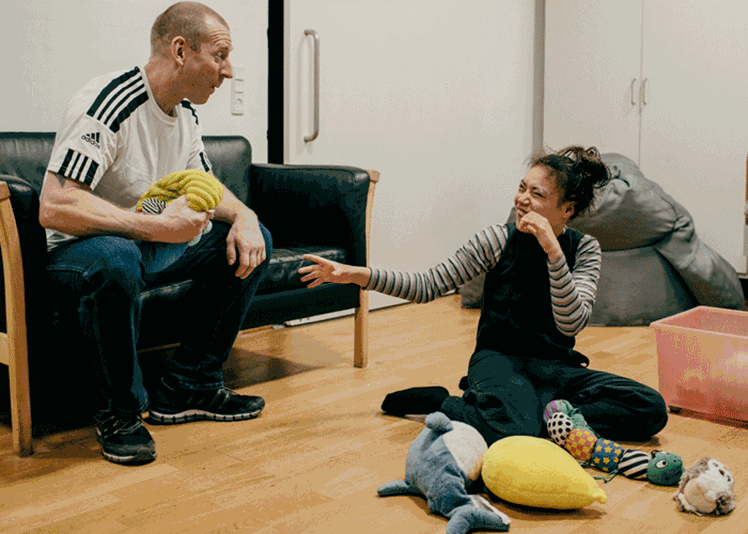 Nadya er meget nysgerrig og søger ofte selv stimuli - men Peter Rüsz Voigt kender selv de mindste tegn på, at hun er stresset, og så skruer han ned for krav og forskellige former for stimuli som høje lyde og mange støjkilder.