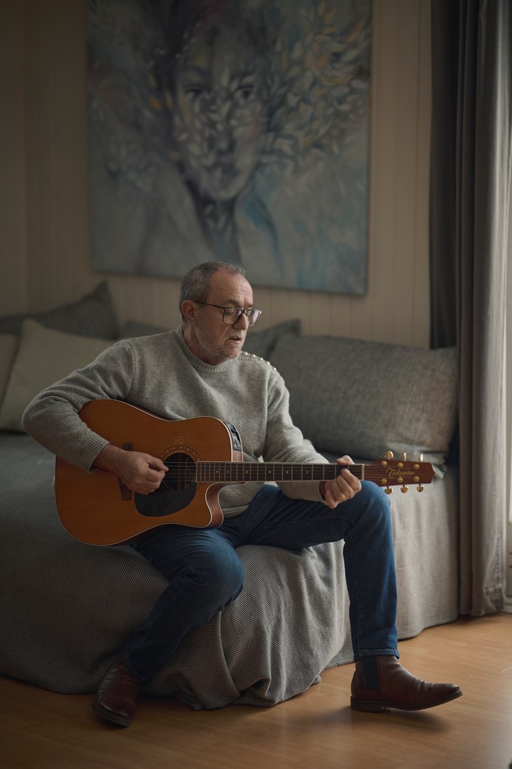 Morten skriver en del af sin musik til de mennesker, han har arbejdet med som socialpædagog.