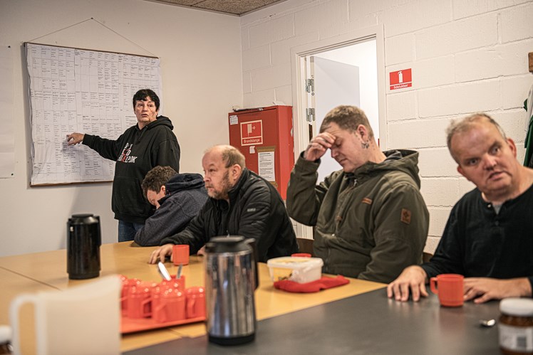 Hver morgen gennemgås dagens opgaver. I dag skal kalvene fx skilles fra køerne, og et læs brænde leveres til en kunde i Tønder. – Vi arbejder meget med selvbestemmelse og afholder faste årlige MUS-samtaler med borgerne, hvor de kan komme med ønsker til, hvad de gerne vil arbejde med. Det er lidt af et puslespil, for vi har jo en del dyr, der skal passes hver dag året rundt, fortæller socialpædagog Toni Chris Nielsen.