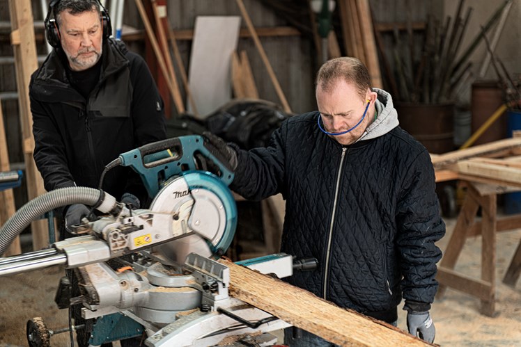 Lærkeky har et savværk, hvor der produceres træ til at bygge både shelters, borde og bænke, skydetårne og skure, der sælges lokalt. Det giver også muligheder for, at borgerne i beskæftigelsen tager med ud i naturen og sætter shelters eller skydetårne op i nærområdet – eller leverer brænde. Det meste arbejde foregår i det fri.