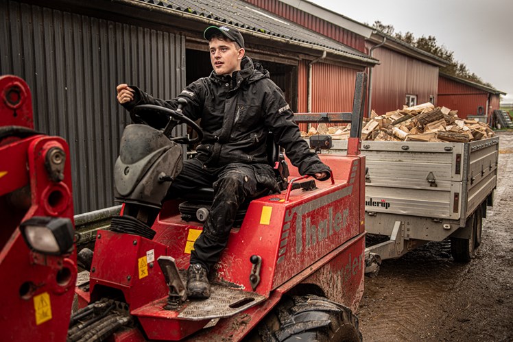Jacobs forældre har en gård med dyrehold, og noget af det, han elsker allermest, er at køre med minilæsser. – Mange er som Jacob unge fyre, og for dem er det bare sjovere, når det brummer lidt. Selv når vi flækker træ, og det bare skal flyttes halvanden meter, så hiver de traktoren frem og kører en lille tur. De elsker de store maskiner, griner Toni Chris Nielsen.