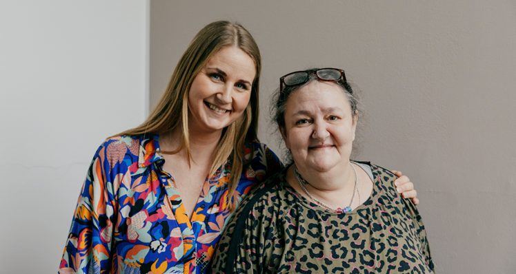 - Det har været vildt inspirerende at opleve Beth indse, at hun faktisk kan så meget mere, end hun troede, fortæller socialpædagog Mie Vestergaard Madsen (tv) om sit samarbejde med Beth Jeanett Dennow Nielsen.