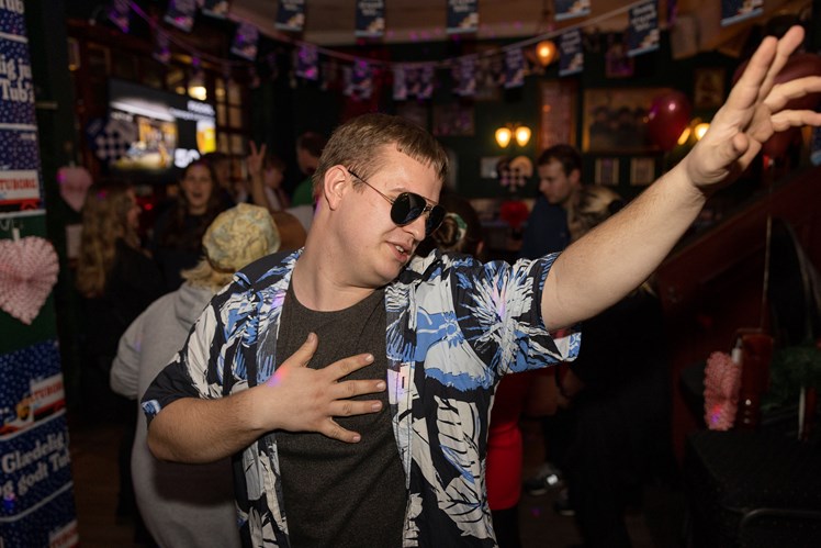 Peter er en af dem, der skal drikke sig mod til, før han planter fødderne solidt på dansegulvet – hvorfra han ikke viger resten af aftenen. – Hvis du mødte Peter på bostedet, ville du have svært ved at tro, at han kan føre sig frem på denne måde, siger socialpædagog Kristine Kiilerich-Nielsen. For Peter kan det være svært at navigere i de sociale og uskrevne regler i nattelivet. Men til singlefest er der ingen, der dømmer ham.