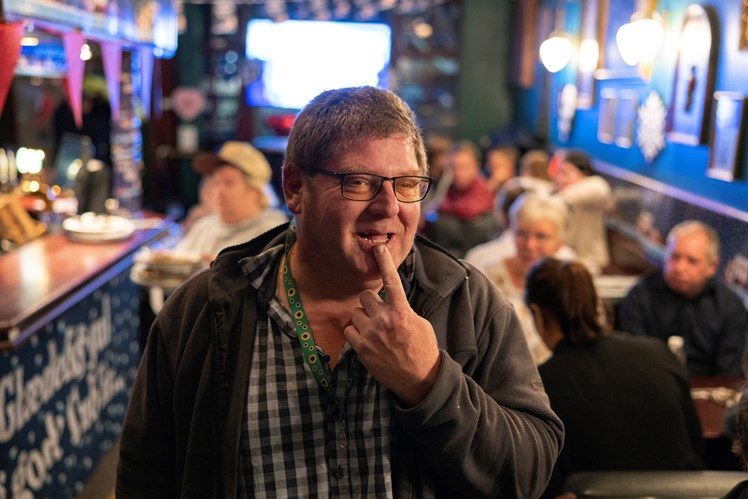 Martin håber at finde en kæreste til singlefest. – Eller måske to, siger han, men trækker hurtigt i land igen. – Ej, det går nok ikke. Han har taget visitkort med med sit nummer på, som han kan give til dem, han gerne vil snakke mere med.
