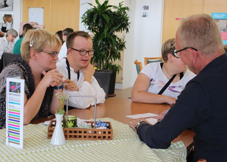 På Café Ingeborg i Ringsted skulle forbundsformand Benny Andersen lede et gruppearbejde, hvor medarbejdere med særlige behov skulle sætte ord på arbejdspladsens værdier.