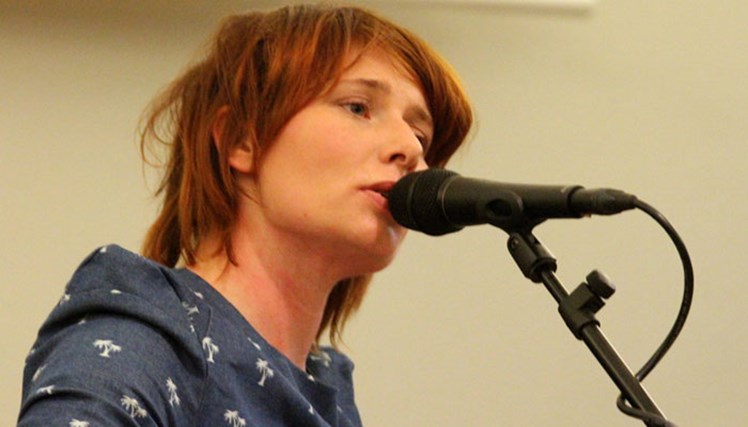 Annika Aakjær sang for - og underholdt deltagerne i Kreds Sydjyllands generalforsamling.