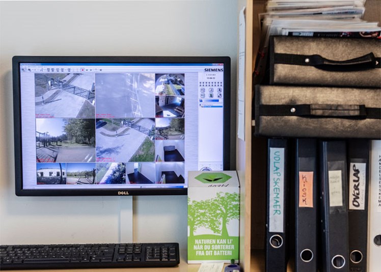 I dag er der kun videoovervågning på udearealerne. Regeringen foreslår, at indearealerne også skal videoovervåges