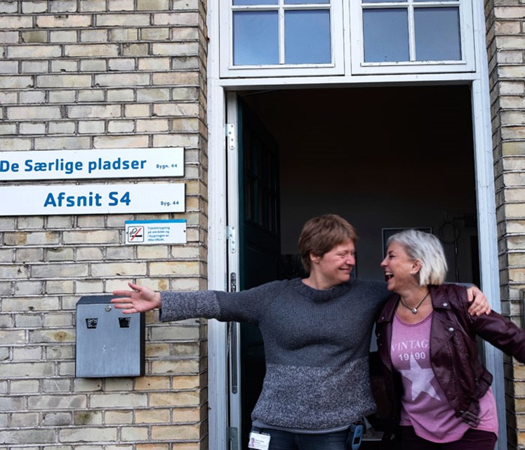 I Region Sjælland ligner de særlige pladser langt fra en almindelige psykiatrisk afdeling - og det er med til at sikre, at beboerne føler sig velkomne og trygge, lyder det fra leder Inge Fjordside (th) og souschef Vibeke Ørnebjerg Mortensen.
