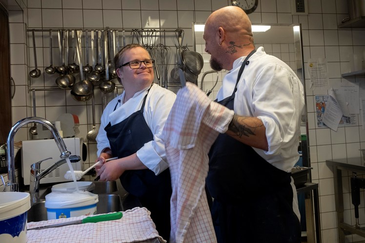 For Peter Arvedsen var det altafgørende at møde Bo Bang Jensen. ’Bo var den første, der så mig helt som jeg er. Over for ham kunne jeg slappe af. Jeg behøvede ikke puste mig op, lyve og overdrive. Og det gav mig ro i hovedet’, fortæller han.