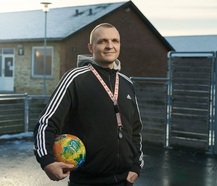 På Udrejsecenter Sjælsmark arbejder Jakob som socialpædagog i fritidsklubben, hvor han bl.a. bruger en del tid på multibanen: 'Det giver dem noget, som de lige nu ikke kan få fra deres forældre, som ikke har det psykiske overskud til fx leg og timevis af boldspil', siger han