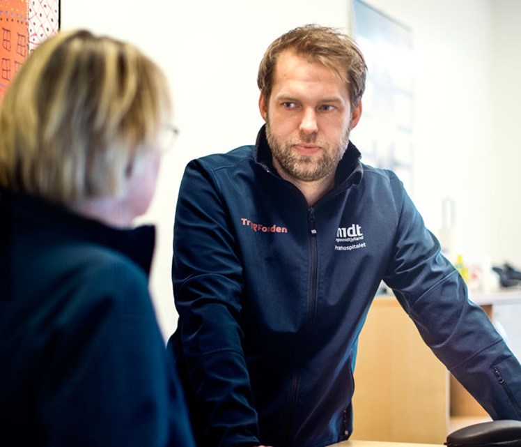 På en arbejdsplads domineret af en sundhedsfaglig kultur bidrager Mads Værnholt med socialfaglige kompetencer.