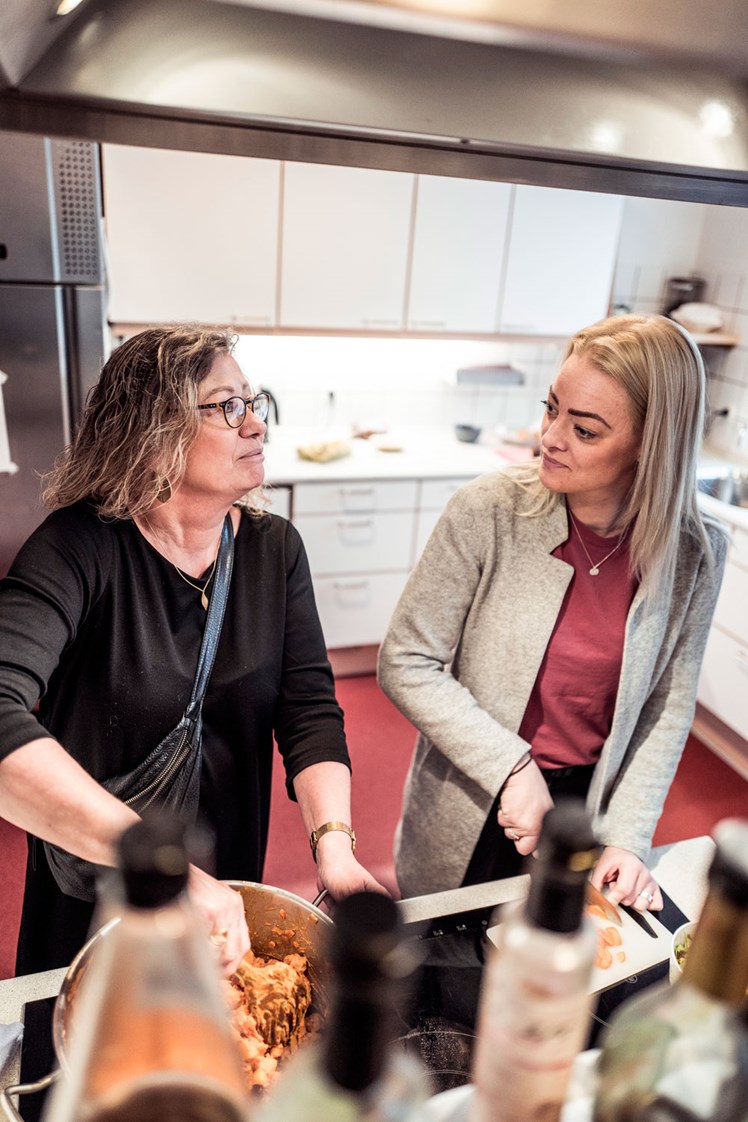 FORSKELLIGHED På Borgmesterbakken bliver maden for det meste lavet af en socialpædagog og et barn/ung, men her er socialpædagogerne Margit Juhl Hansen (til venstre) og Nana Lindhard i sving.