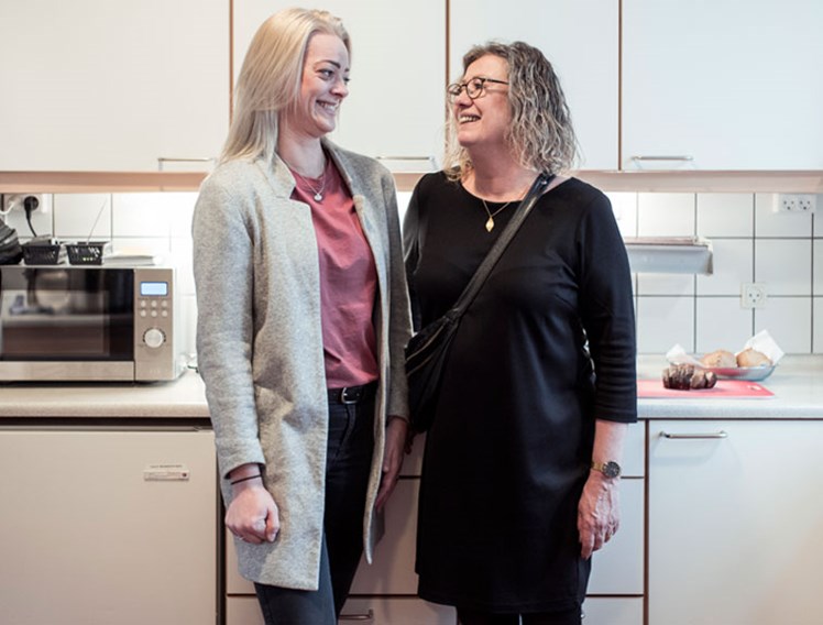 HUMOR Selvironi er en vigtig ingrediens i det gode kollegaskab. Her er det socialpædagogerne Nana Lindhard (til venstre) og Margit Juhl Hansen.