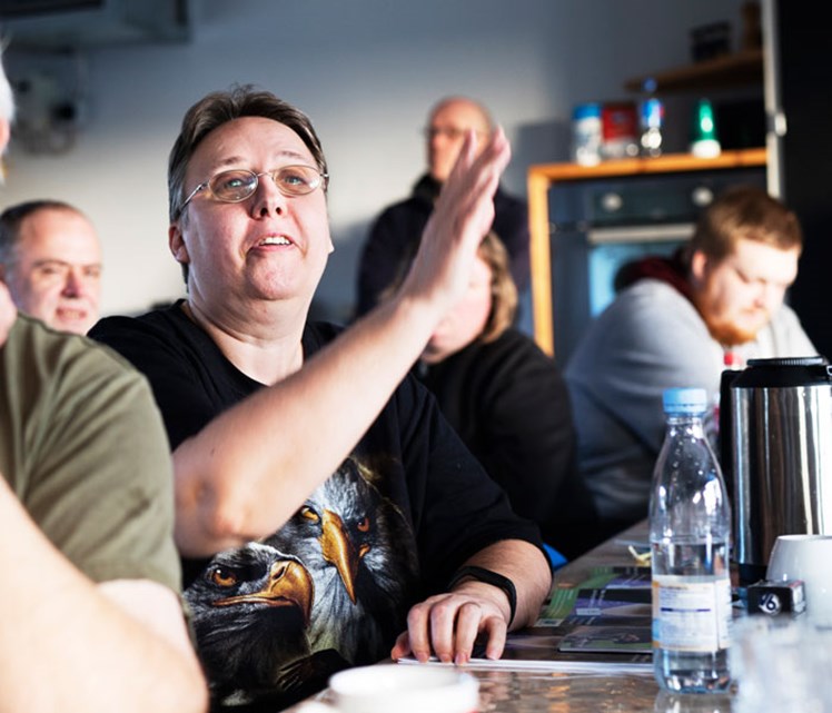 BEGEJSTRING: Charlotte Juul kommer hver torsdag i Bofællesskabet Broagervej i Allingåbro på Djursland. Hun er meget begejstret for, at udviklingshæmmede bruger deres tid og kræfter på at gøre andre udviklingshæmmede bedre til at styre deres egen økonomi.