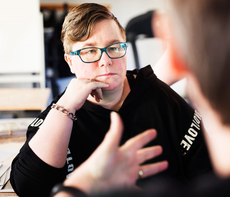 ERFARING: Sally Tegllund fra Kolding har selv været ude i store økonomiske problemer med en gæld på 300.000 kr., men i dag er hun kommet af med gælden og underviser nu andre udviklingshæmmede i sund økonomi,