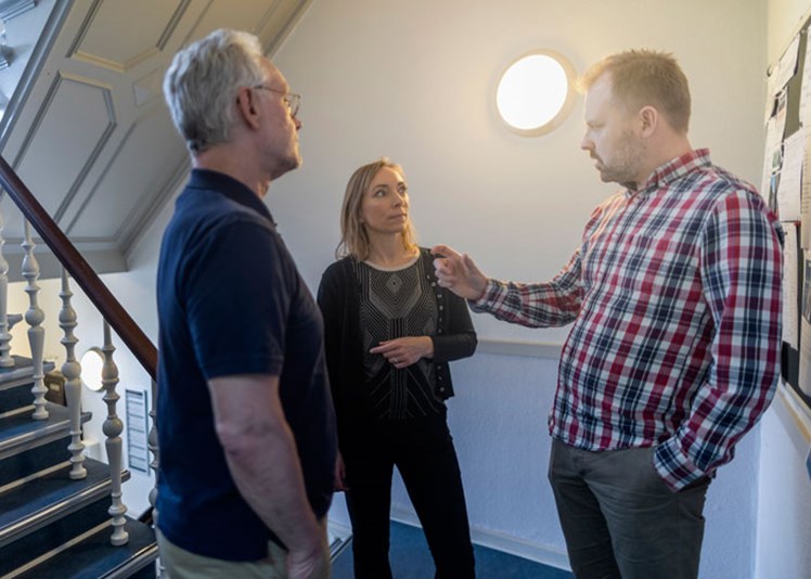 De to socialpædagoger James Speranza (tv) og Berit Barnard er - såvel som lederen Sune Kragelund (th) og de øvrige medarbejdere på botilbuddet Windsor - uddannet til at arbejde med Dialektisk Adfærdsterapi og Åben Dialog.