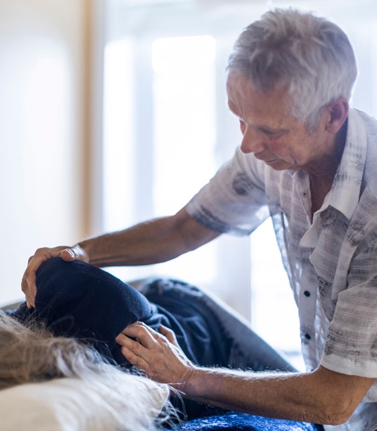 Når Eirik Tollefsen giver beboerne på Windsor pædagogisk massage, handler det i høj grad om at opbygge relationer, tillid og nærhed. Han prøver at skabe et frirum, hvor beboerne tør have det godt