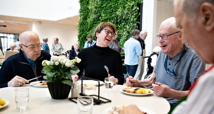 Socialpædagog Mona Mogensen udgør halvdelen af Viborg Kommunes Brobyggerteam, der hjælper ældre borgere ud af ensomhed og isolation.