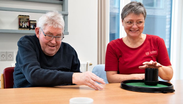 Gitte Lykke Mikkelsen (th) oplever, at det skærper hendes egen faglighed, at hun er ansat på en arbejdsplads, hvor socialpædagoger er i mindretal.