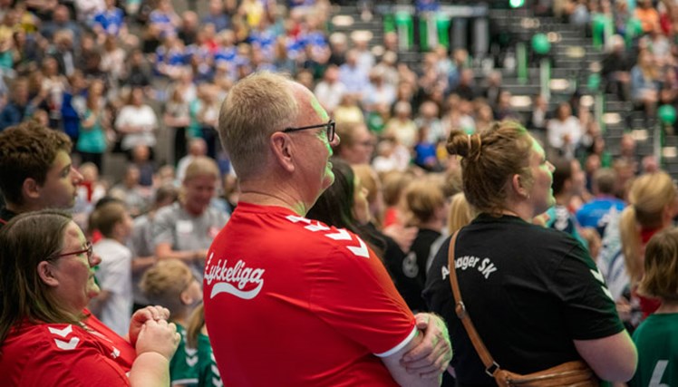 Forbundsformand Benny Andersen gav en hånd med og delte bl.a. sponsor-træningsdragter ud til alle de deltagende hold.