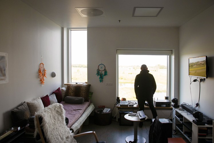 Natur: Hver af de i alt 257 patientstuer har fået flere kvadratmeter, eget badeværelse – og udsigt til naturen. ’Det er næsten lige så godt som at se på fjeldet derhjemme’, siger en grønlandsk patient, som fra sin stue har kig til marker, køer og en lille sø.