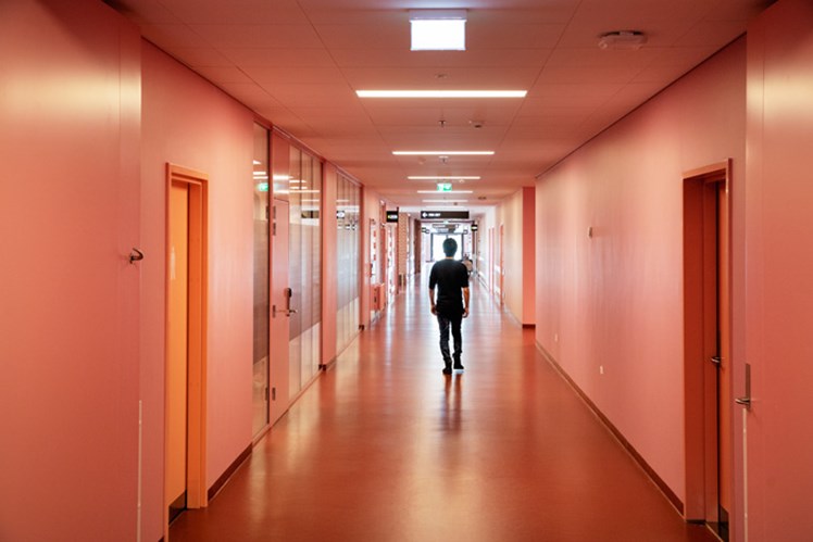 Mere plads: Brede gange med masser af farve på væggene kendetegner alle de nyindrettede psykiatriafdelinger. Det er ifølge socialpædagog Morten Trier Josefsen med til at forebygge konflikter: ’Mere rum og plads gør, at man som patient ikke så let føler sig som et dyr i et bur’.