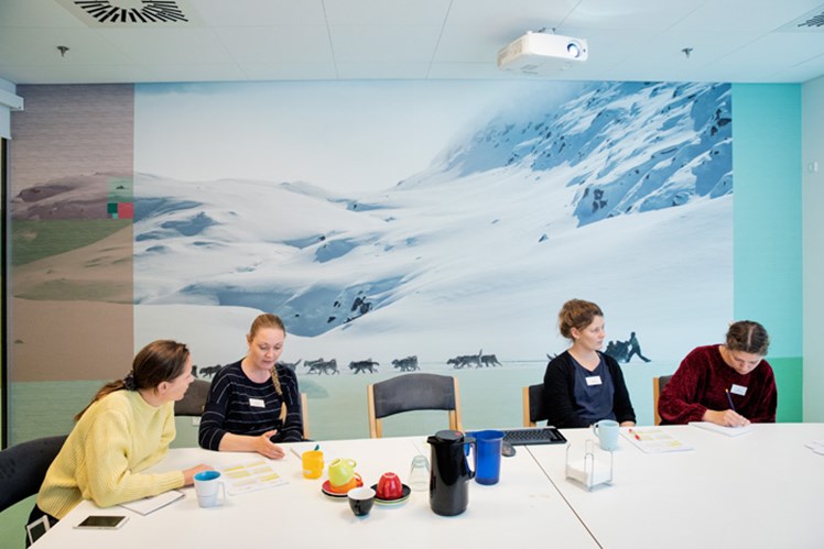 Hjemlighed: ’Det betyder meget for vores patienter, at de føler sig hjemme. Derfor er væggene på afdelingen for grønlandske patienter fyldt med grønlandske motiver. Det giver dem følelsen af at være lidt tættere på deres hjem’, fortæller socialpædagog Lis Noe-Nygaard.