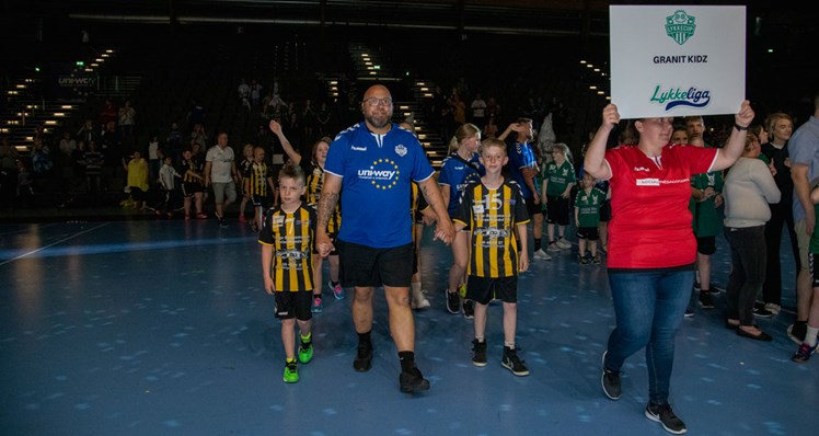 Socialpædagog Martin Byder er nærmest vokset op i en håndboldhal. I dag er han træner for bornholmske GranitKidz – og giver glæden ved at være en del af et fællesskab og stoltheden over at være håndboldspiller videre til holdets 16 børn med udviklingshandicap. Det er anden gang, GranitKidz er med til LykkeCup.