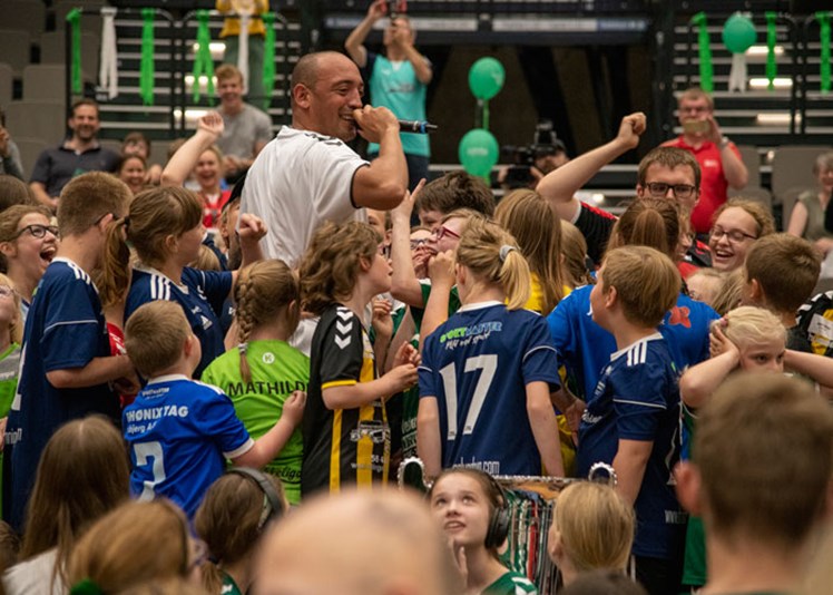Årets LykkeCup byder blandet andet på koncert med sangeren Wafande, der fluks byder lykkebørnene op på scenen til gruppekram og fællessang. ’Det her er absolut det svedigste arrangement’, lyder det storgrinende fra sangeren.