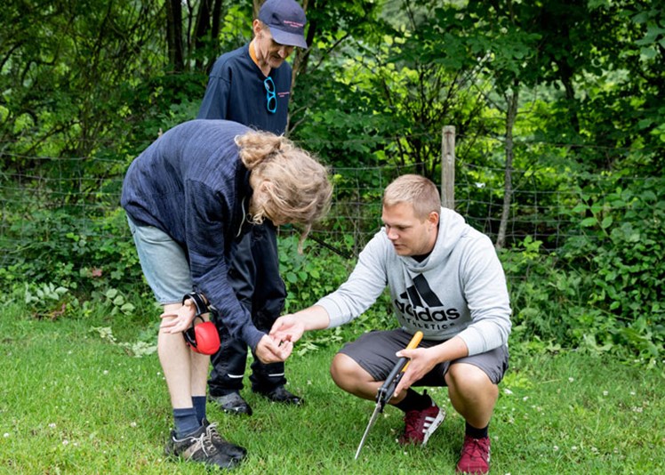 ’Jeg har fundet en frø. Hvad skal jeg gøre med den’? Theis (tv) er i gang med at slå græs – og når lige at redde en lille frø undervejs. Det giver anledning til en snak om naturens gang med socialpædagog Jesper Tengstedt (th), som råder Theis til forsigtigt at sætte frøen ud i naturen igen.