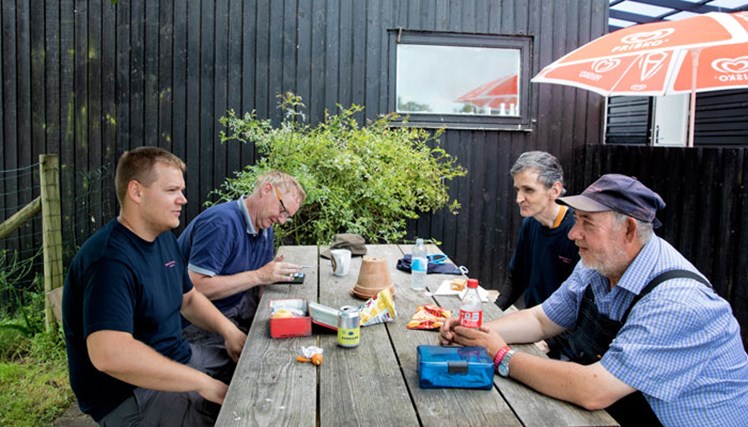 Hver dag kl. 9:30 samles alle medarbejdere for at følge op på dagens opgaver – og kl. 12 er der fælles frokostpause. ’Min største opgave er at sikre, at de hver dag får en god arbejdsdag – og at de får et større netværk, som de også kan trække på, når de ikke længere arbejder her’, siger socialpædagog Jesper Tengstedt (tv).