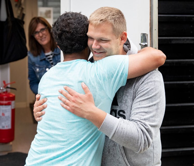 ’Jeg føler mig så privilegeret at få lov til at gå rundt uden for hver eneste dag med en gruppe borgere, som er topmotiverede for at være her, og som har et helt unikt fællesskab. Jeg har et fantastisk givende job’, siger socialpædagog Jesper Tengstedt, som her får et af dagens mange kram fra Mohammed.