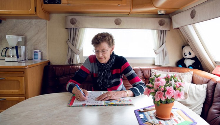 De sidste syv år er 72-årige Karen Hansen kommet fast på Bygholm Sø Camping. ’Jeg har prøvet rigtig mange pladser rundt om i Danmark, men den her er så hyggelig. Og borgerne, der arbejder her, de er bare så søde og rare, og de gør et stort stykke arbejde’, siger hun.