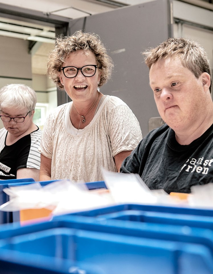 Ansvar: På Samstyrken Energivej samler borgerne bl.a. pakker med skruer og udstyr til den lokale HTH-køkken-fabrik. Arbejdet sigter mod at give borgerne ansvarsfølelse, som er et vigtig led i at opbygge en arbejdsidentitet, siger afdelingsleder Charlotte Petersen.
