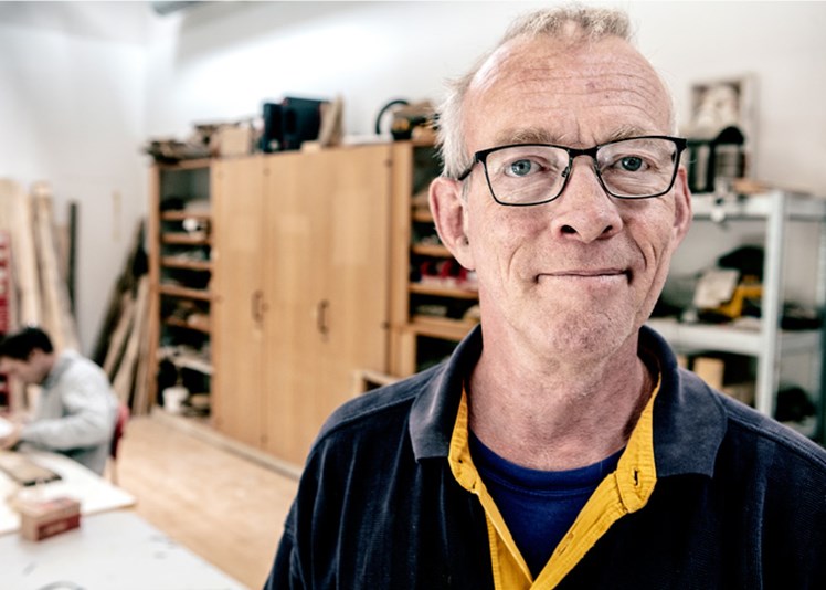 Dobbeltjobber: Henrik Lauritz Corneliussen arbejder både i Samstyrkens værksted i Ølgod og i en lokal herretøjsbutik.