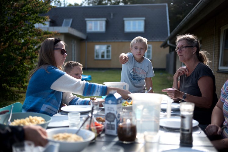 Midlertidig tryghed. Der er faste rutiner på Granbohus, og børnene og de unge forberedes på, hvad der skal ske hvornår. Nogle er i aflastning hver fjerde weekend, andre 100 døgn om året. Da aflastningstilbuddet åbnede for 60 år siden, var nogle børn i aflastning tre måneder af gangen.