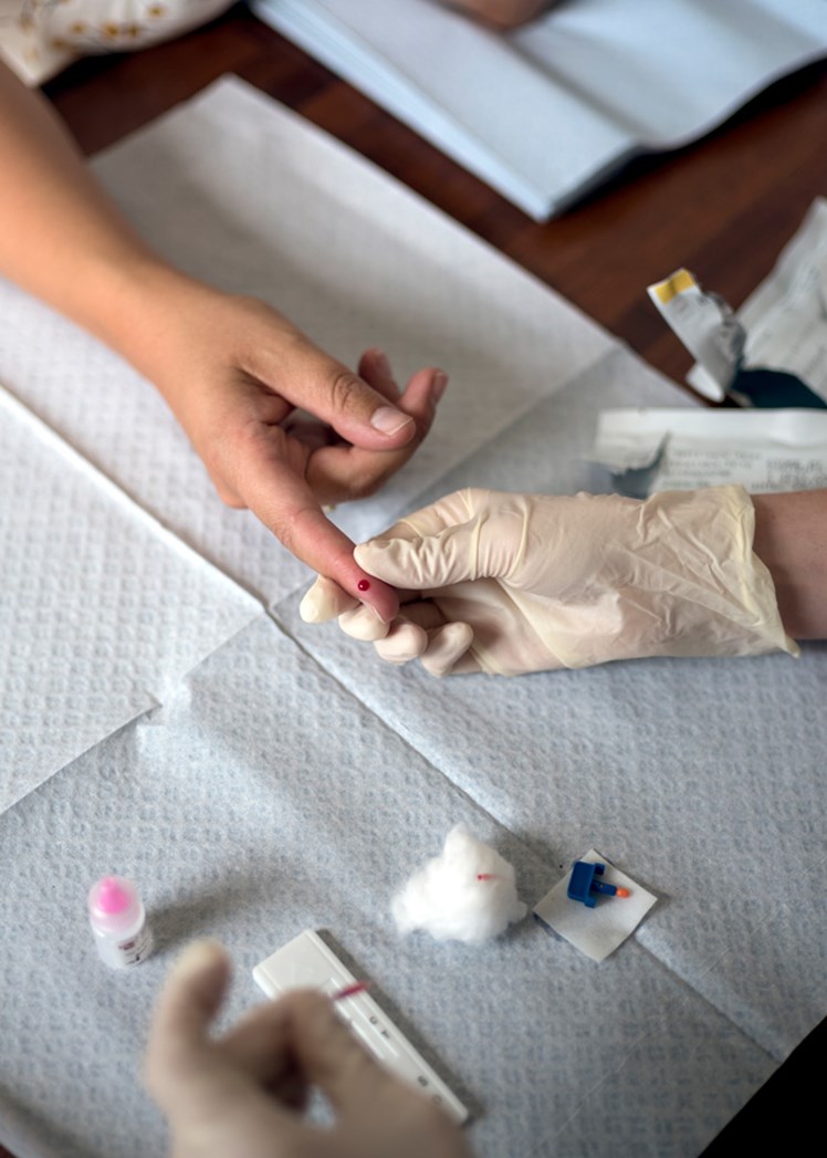 Hverdagsliv: Socialministeren insisterer på at komme så meget ud i virkeligheden som muligt. Her bliver hun selv testet for hepatitis C på Brugernes Akademi på Vesterbro i København.