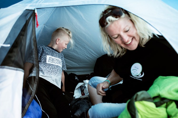 Teltliv: Socialpædagog Ulla Holm Faaborg har sine to børn med og sover i telt ligesom de fleste andre frivillige. ’Det er en meningsfuld måde at holde ferie på, som også udvider børnenes horisont. Og der er masser af aktiviteter for ungerne at give sig til’, siger hun.