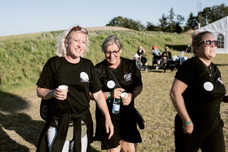 Aftenkaffe: Ulla Holm Faaborg (tv) og Kate Dyg Johansen nyder aftenkaffen med socialrådgiver Katja Have Lundbøl (th). ’Det er spændende at udveksle erfaringer med andre frivillige, der også arbejder med det sociale område men med en anden faglighed, siger Kate Dyg Johansen.